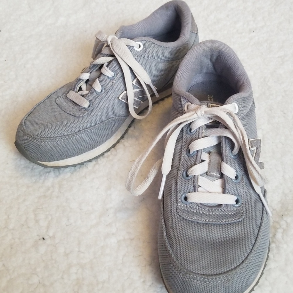 Tennis shoes